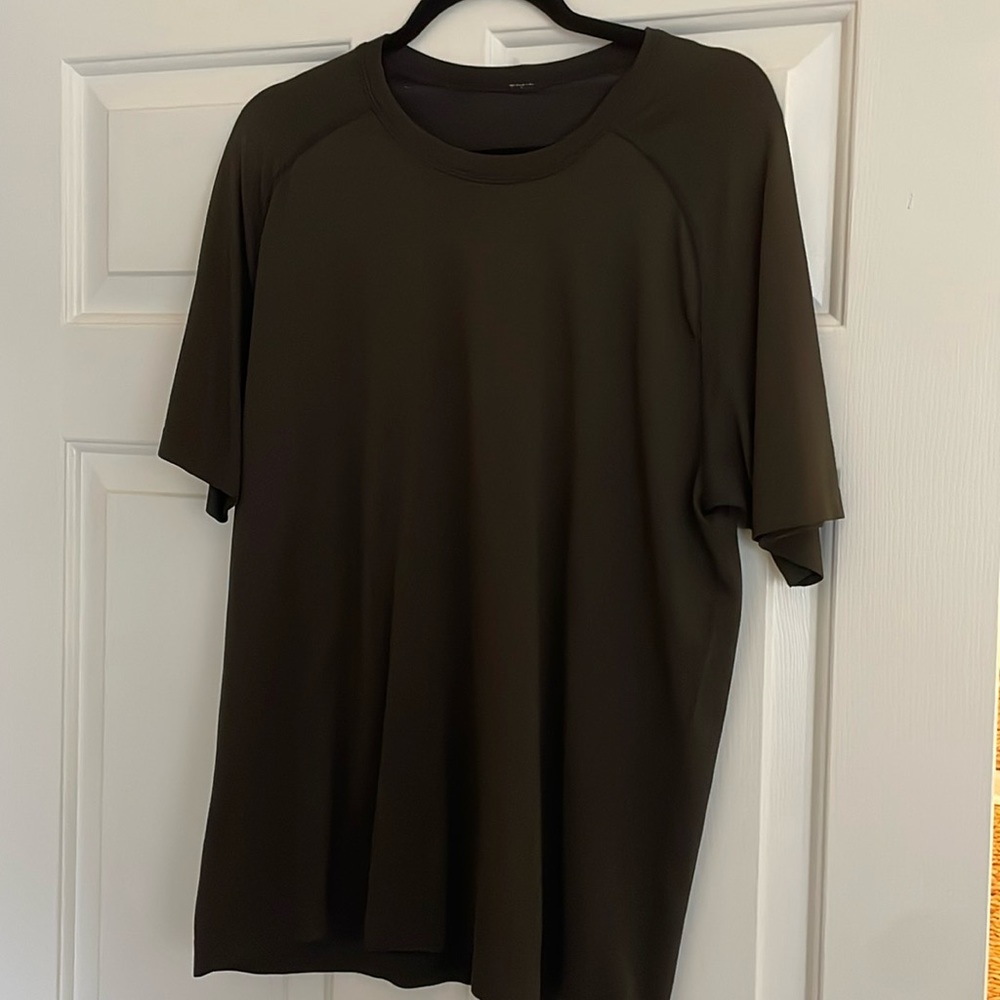 Men’s dark brown lululemon metal vent tech shirt